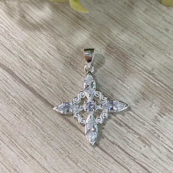 Colgante plata nudo de bruja circones