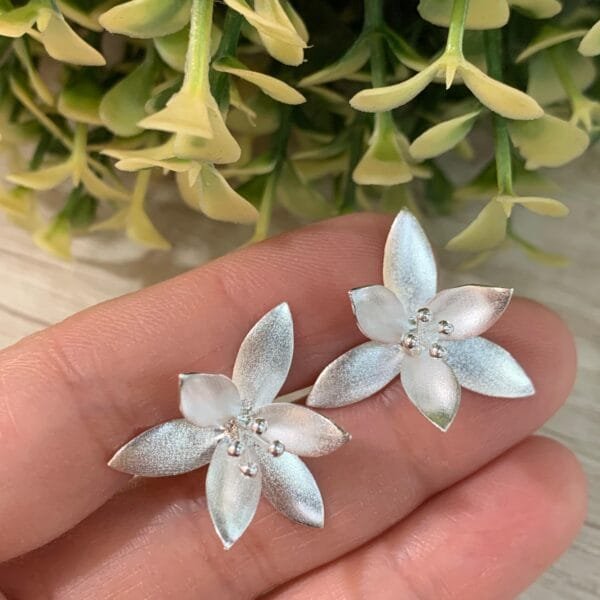 Aros plata flor satinada alargada