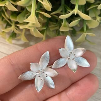 Aros plata flor satinada alargada