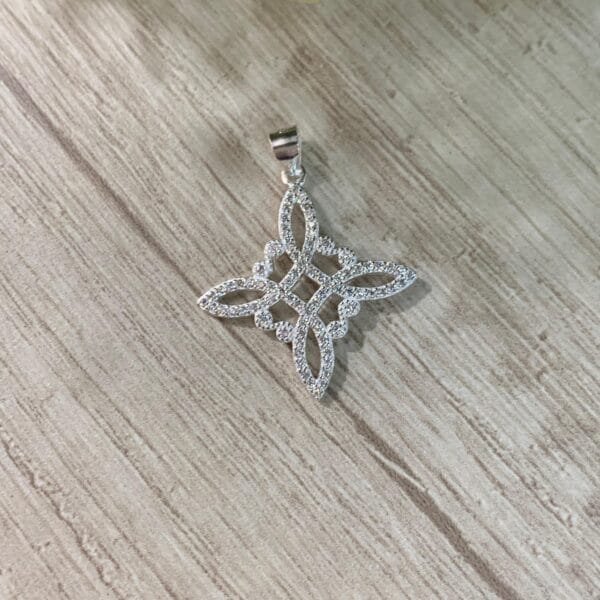Colgante plata nudo de bruja microcircones