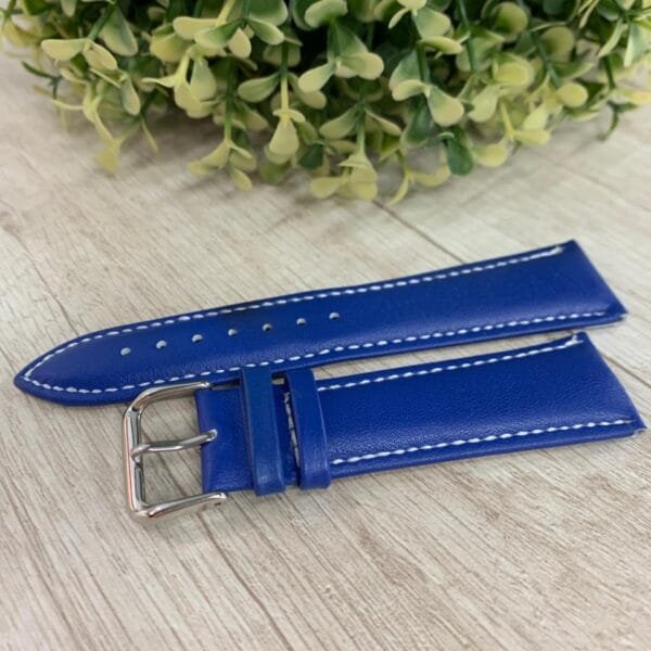 Correa ecocuero azul rey liso costura blanca 24 mm