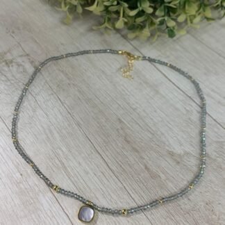 Collar cristales tornasol gris dije nacar baño oro