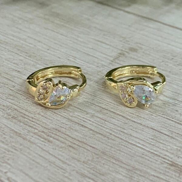 Aros huggie corazon circon gota baño oro