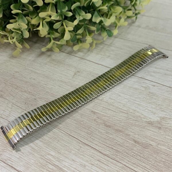 Correa metalica plateada linea centro dorada elasticada 16 a 23