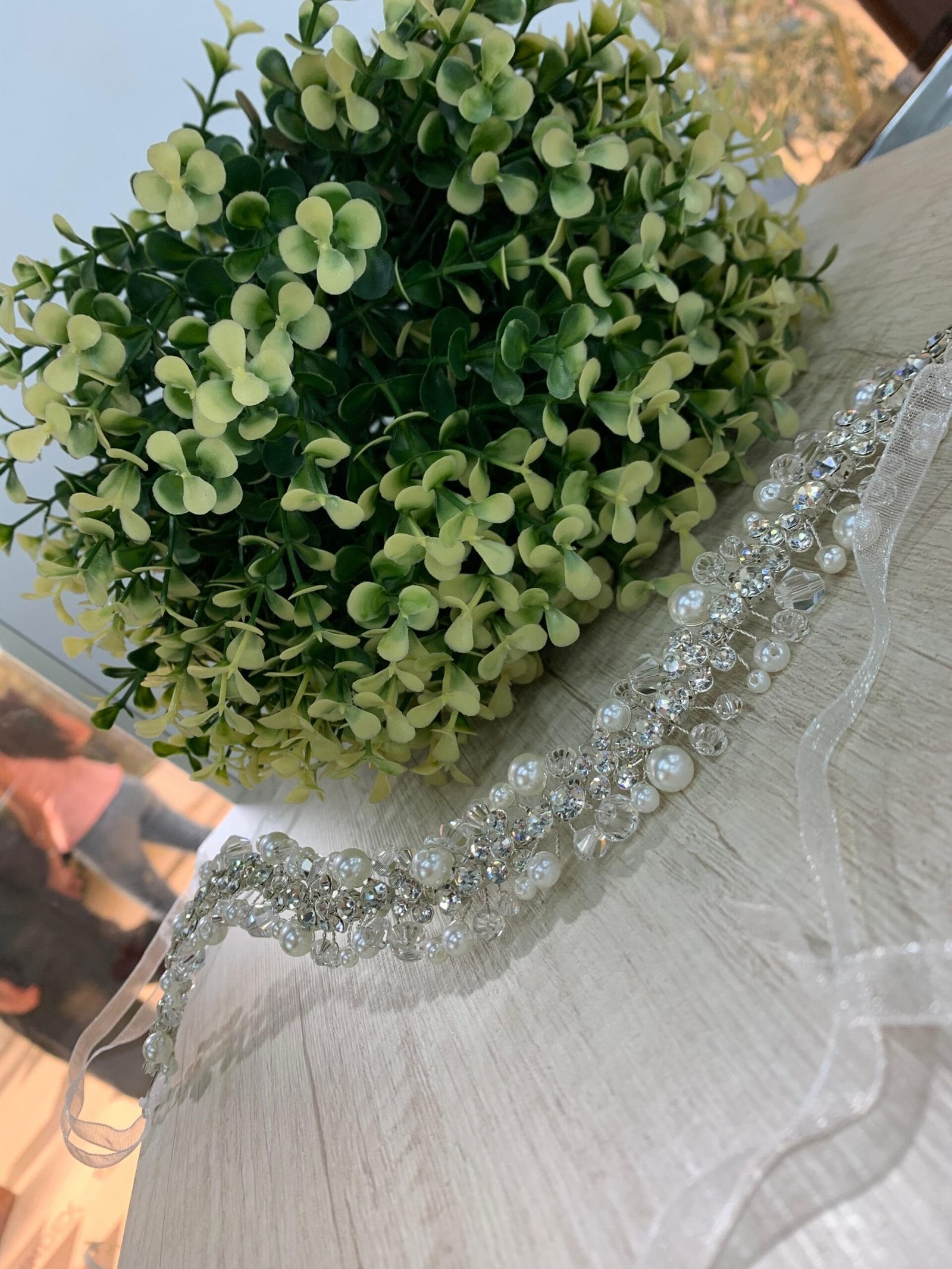 WhatsApp Image 2026-01-26 at 17.07.14 Tocado novia cinta perlas y cristales 31 cm - Imagen 1