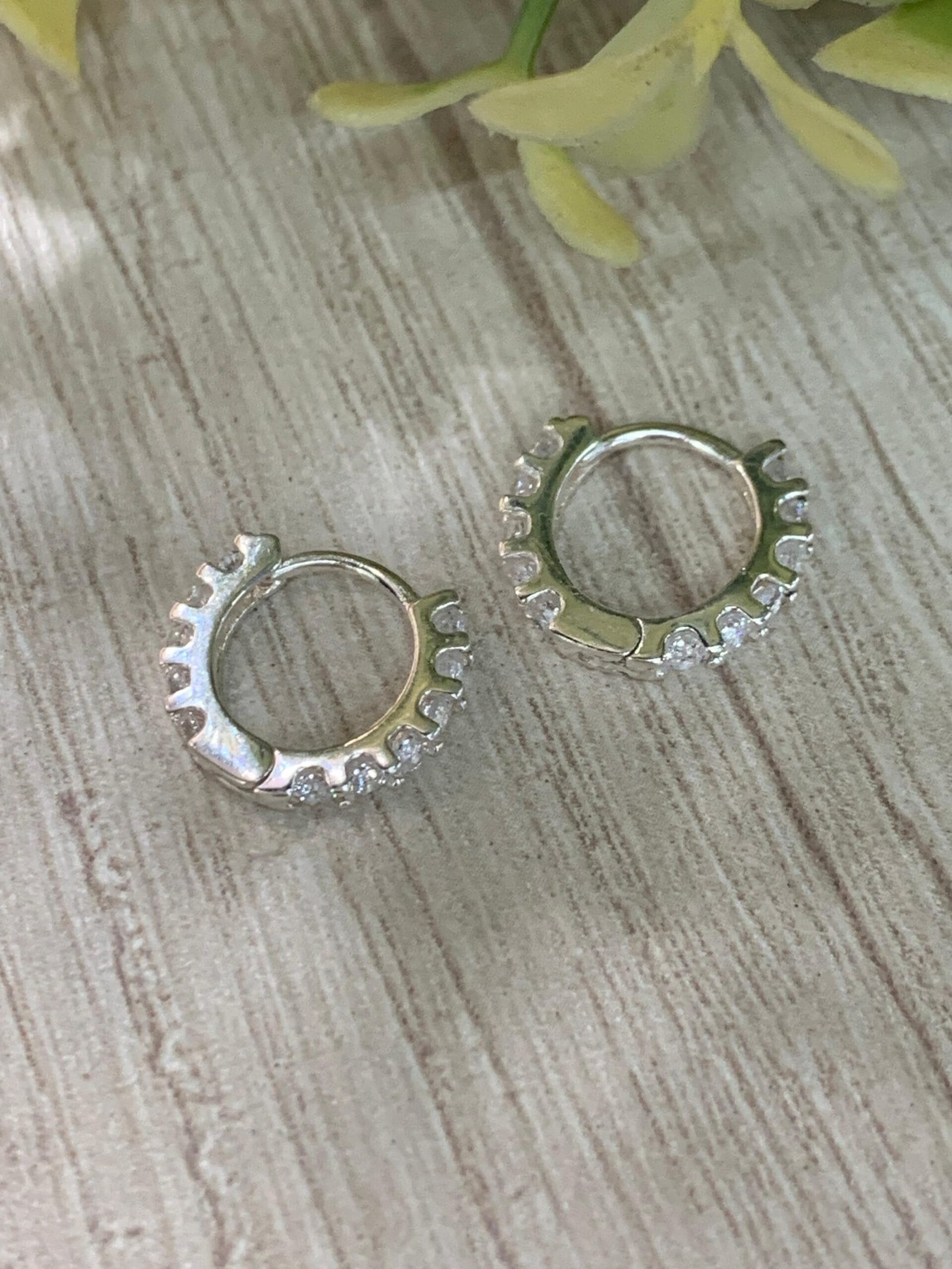 WhatsApp Image 2026-01-26 at 17.07.15 (7) Aros plata huggies microcircones - Imagen 1