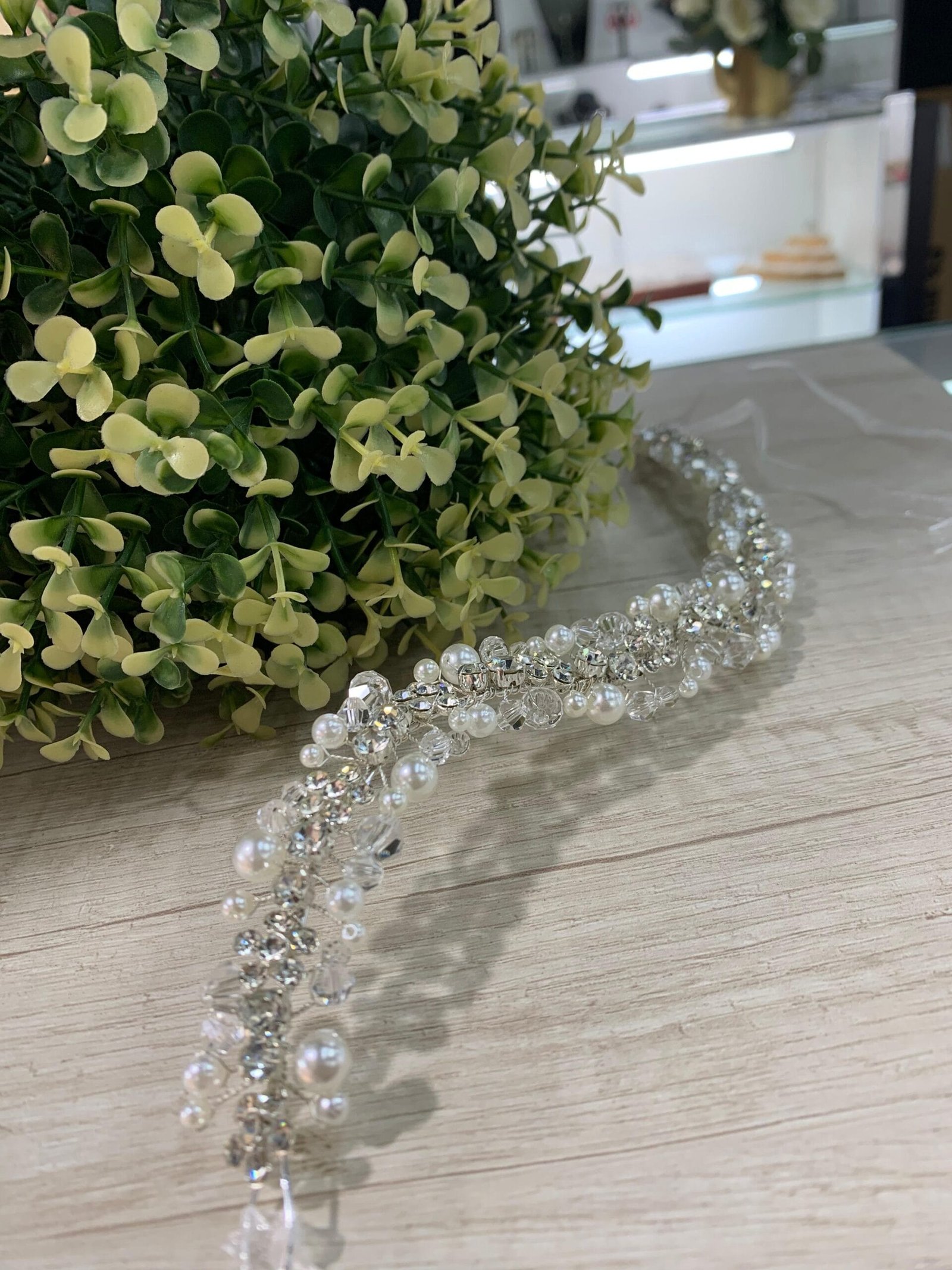 WhatsApp Image 2026-01-26 at 17.07.15 Tocado novia cinta perlas y cristales 31 cm - Imagen 2