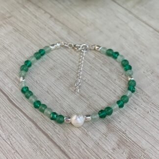 Pulsera plata jade verde, perla de rio y cristales.