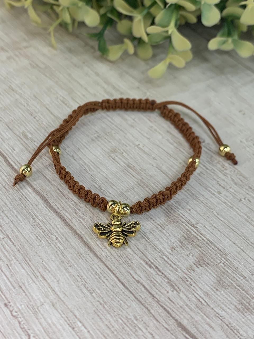 WhatsApp Image 2026-02-17 at 13.02.18 (1) Pulsera Macrame café baño oro abeja - Imagen 1