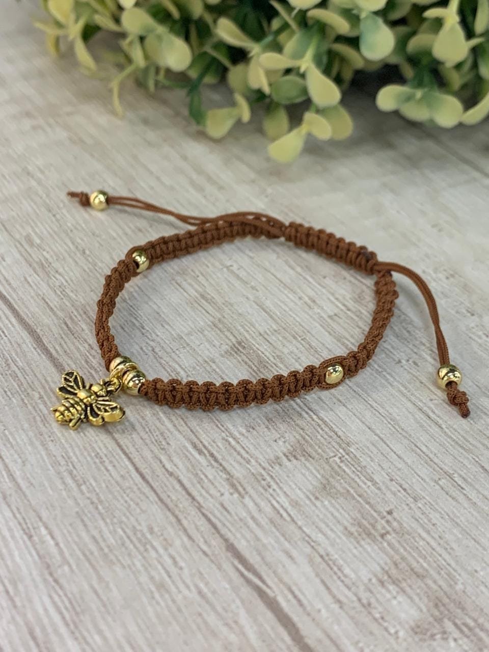WhatsApp Image 2026-02-17 at 13.02.18 (2) Pulsera Macrame café baño oro abeja - Imagen 2