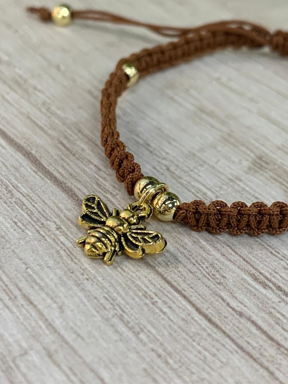 WhatsApp Image 2026-02-17 at 13.02.18 (3) Pulsera Macrame café baño oro abeja - Imagen 3