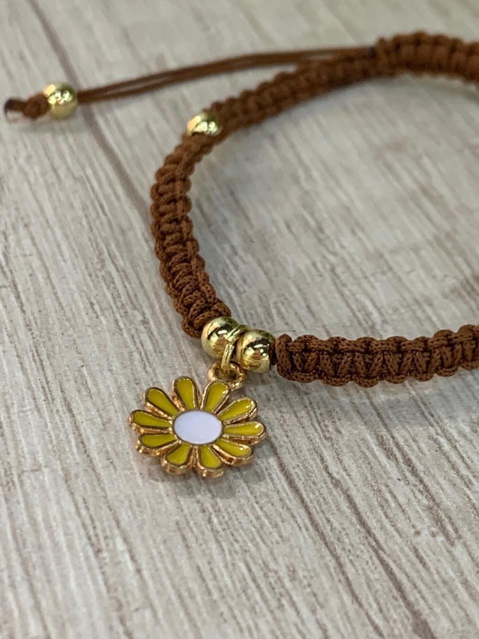 WhatsApp Image 2026-02-17 at 13.02.19 (1) Pulsera Macrame café baño oro flor - Imagen 2