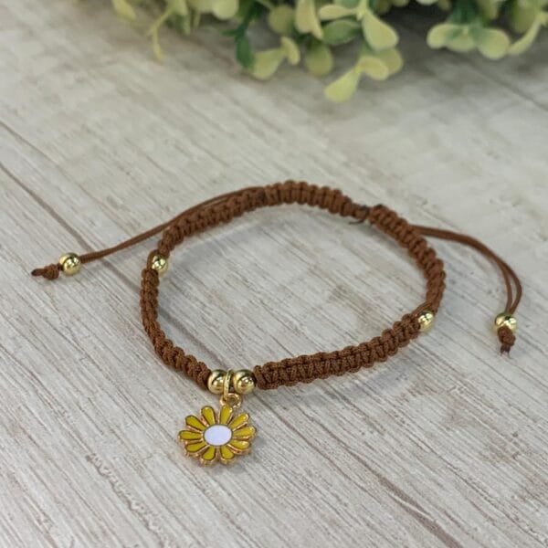 Pulsera Macrame café baño oro flor