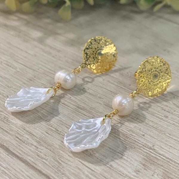 Aros hoja perla baño en oro