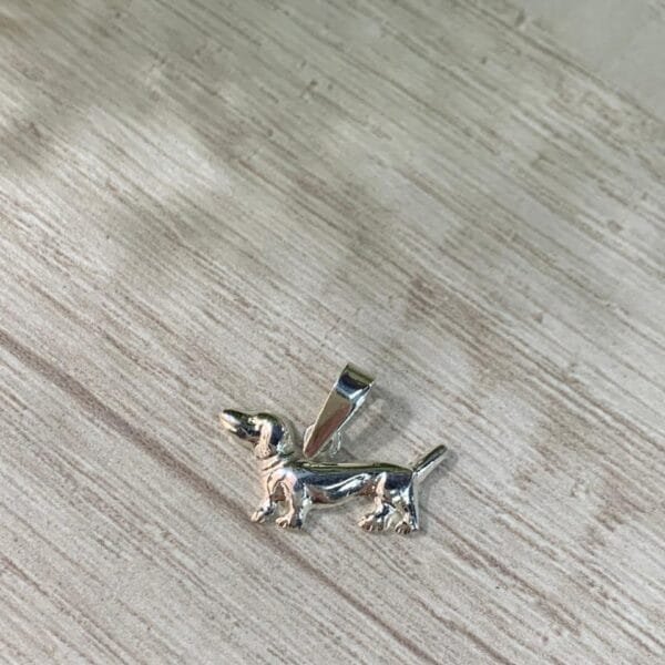 Colgante plata 950 perro salchicha