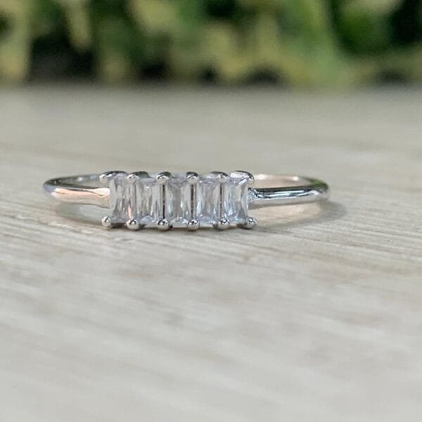 Anillo plata rodinada cintillo grifa baguette N16