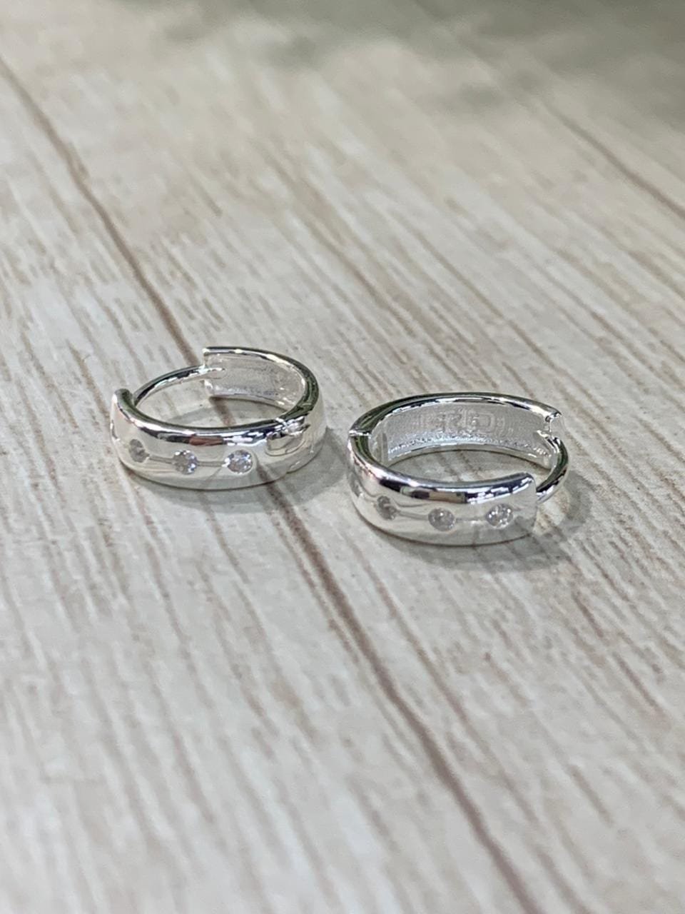 WhatsApp Image 2026-03-02 at 12.52.04 (1) Aros plata argolla huggie circones - Imagen 1