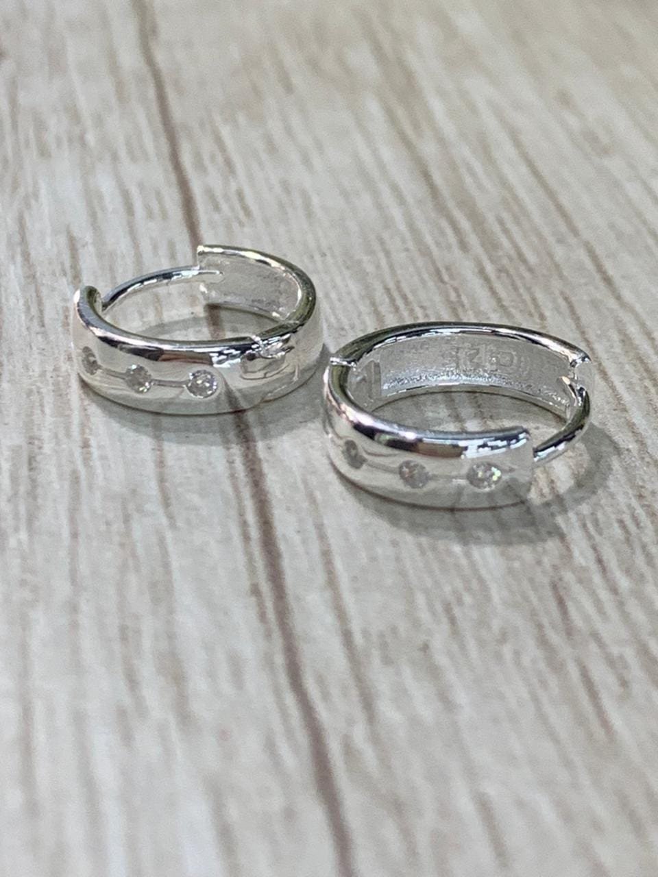 WhatsApp Image 2026-03-02 at 12.52.05 Aros plata argolla huggie circones - Imagen 3