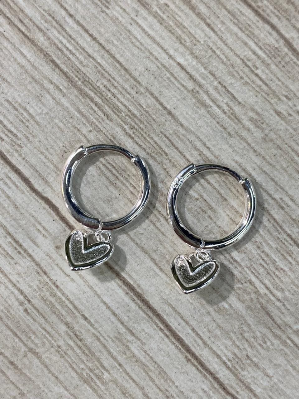 WhatsApp Image 2026-03-02 at 12.52.07 (1) Aros plata huggie corazon - Imagen 1