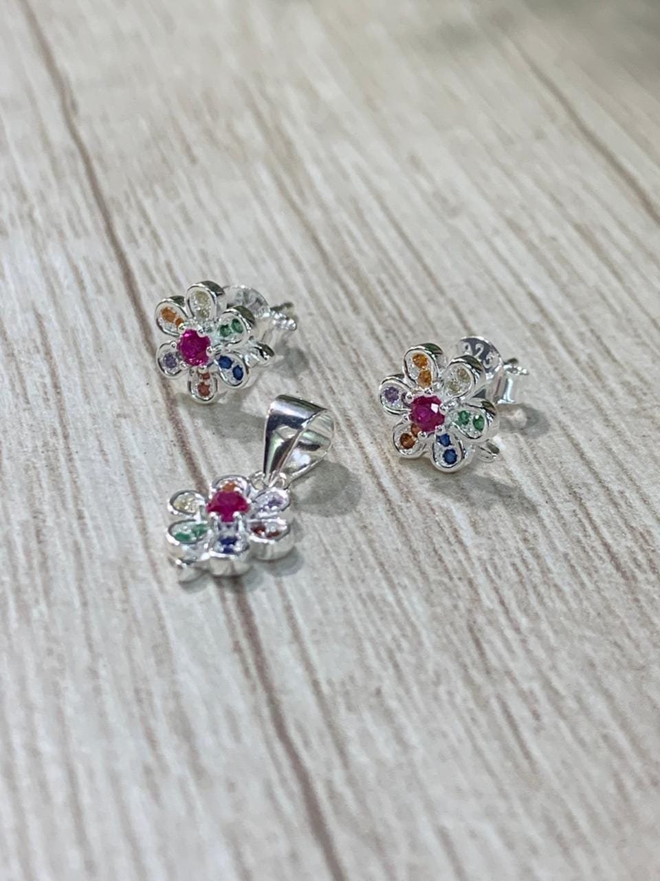 WhatsApp Image 2026-03-02 at 12.52.08 (2) Conjunto plata flor circones multicolor - Imagen 1