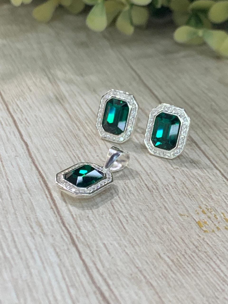 WhatsApp Image 2026-03-02 at 12.52.11 (2) Conjunto plata rectangular cristal swarovski verde - Imagen 1