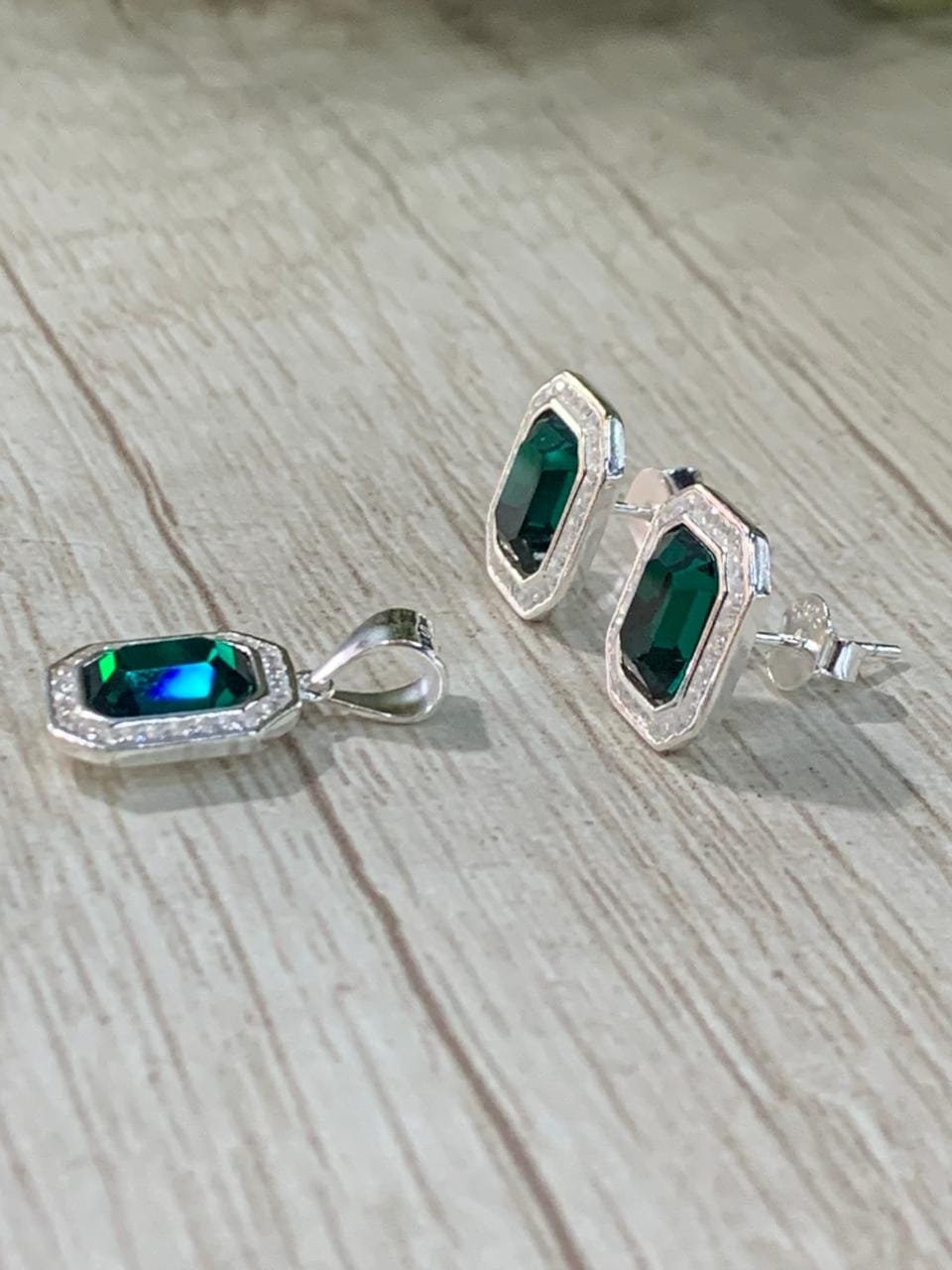 WhatsApp Image 2026-03-02 at 12.52.12 (1) Conjunto plata rectangular cristal swarovski verde - Imagen 2