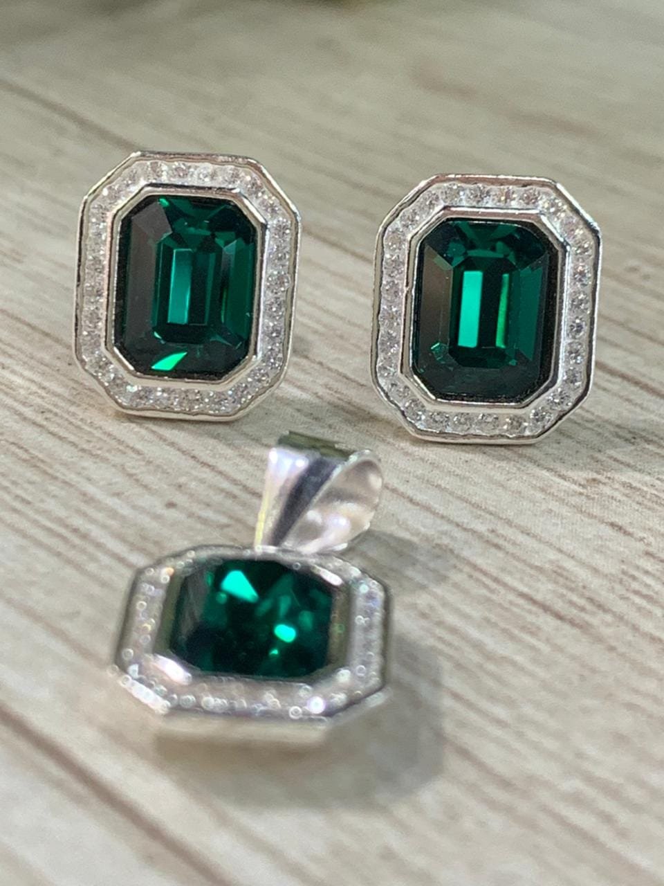 WhatsApp Image 2026-03-02 at 12.52.12 Conjunto plata rectangular cristal swarovski verde - Imagen 3