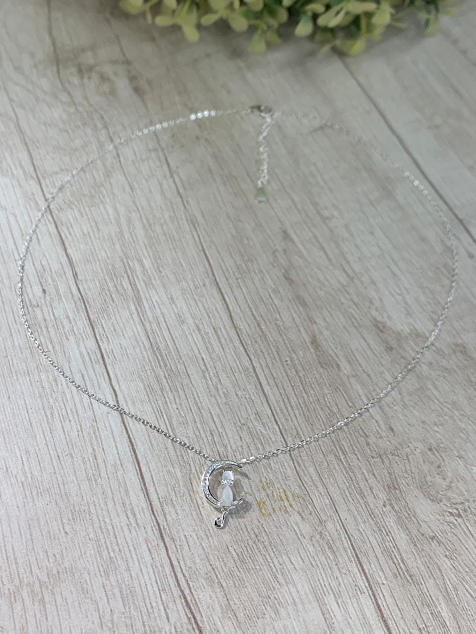 WhatsApp Image 2026-03-02 at 12.52.17 Collar plata media luna gatito circones - Imagen 2