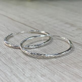 Aros plata argolla huggies facetada 30 mm