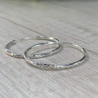 Aros plata argolla huggies facetada 30 mm