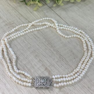 Collar baño en plata triple perla de rio broche cajón
