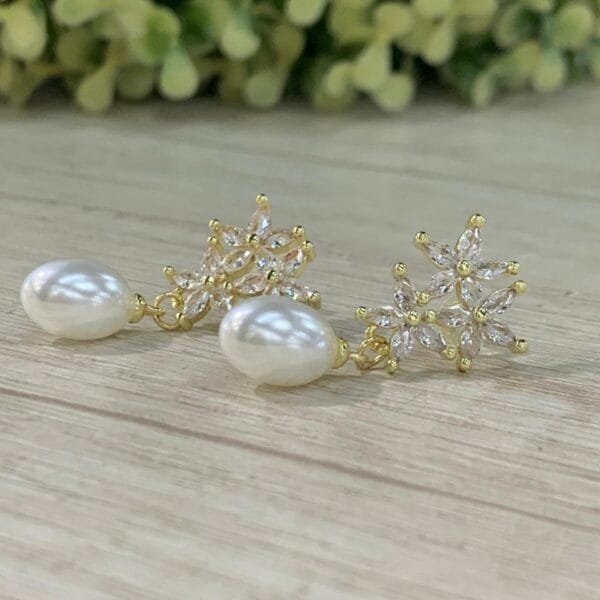 Aros triple flor circon perla baño oro