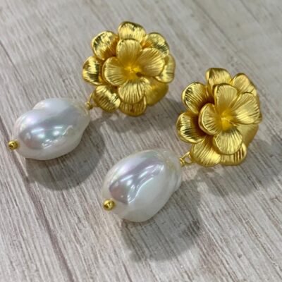 Aros flor perla satinada baño oro