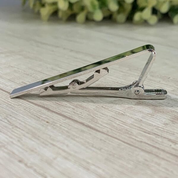 Sujetacorbata plateado esmaltado