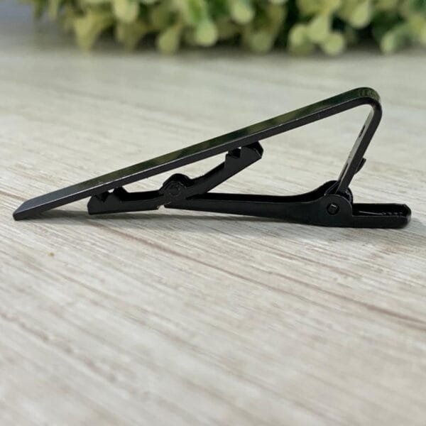 Sujetacorbata negro esmaltado