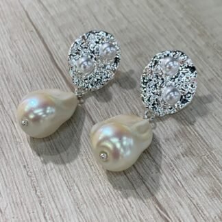 Aros martillado plateado perlas
