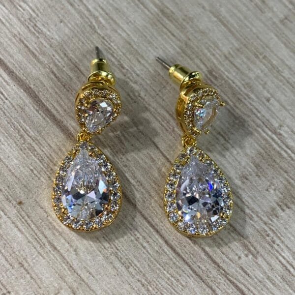 Aros doble gota dorado circon