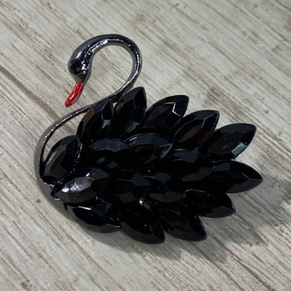 Prendedor cisne negro pico rojo esmaltado