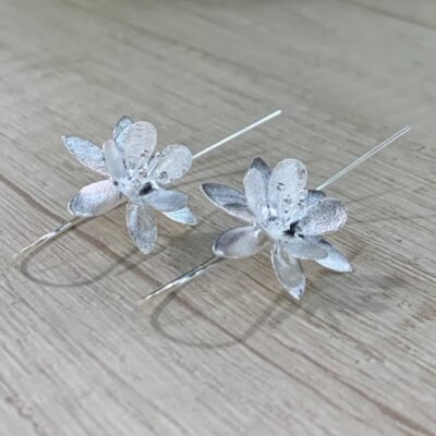 Aros plata flor pasador satinada