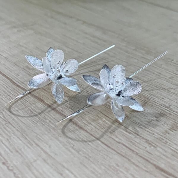 Aros plata flor pasador satinada