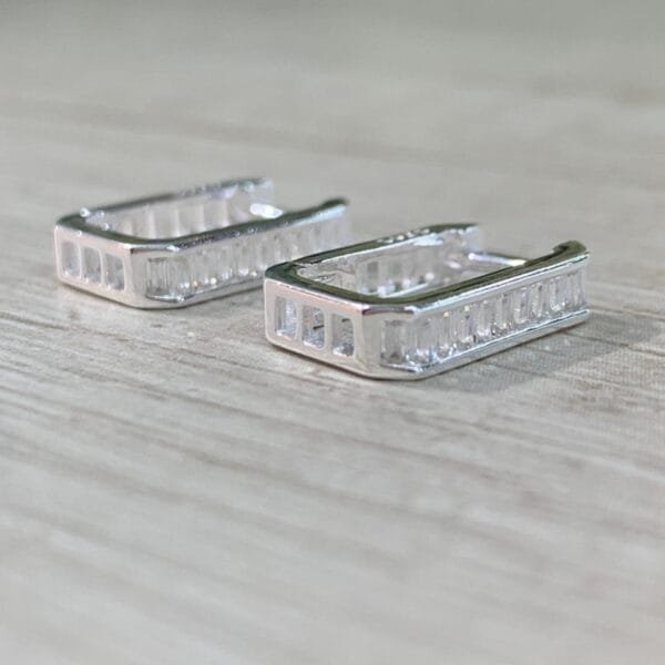 Aros plata argolla huggie rectangular circones baguette