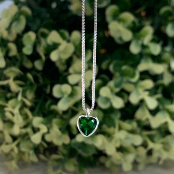 Collar plata corazon circon punto de luz esmeralda