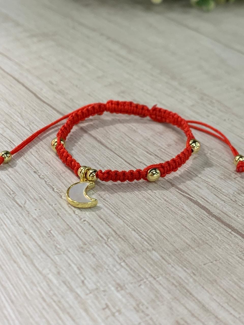 WhatsApp Image 2026-03-25 at 11.08.45 (1) Pulsera macramé roja luna baño oro infantil - Imagen 1