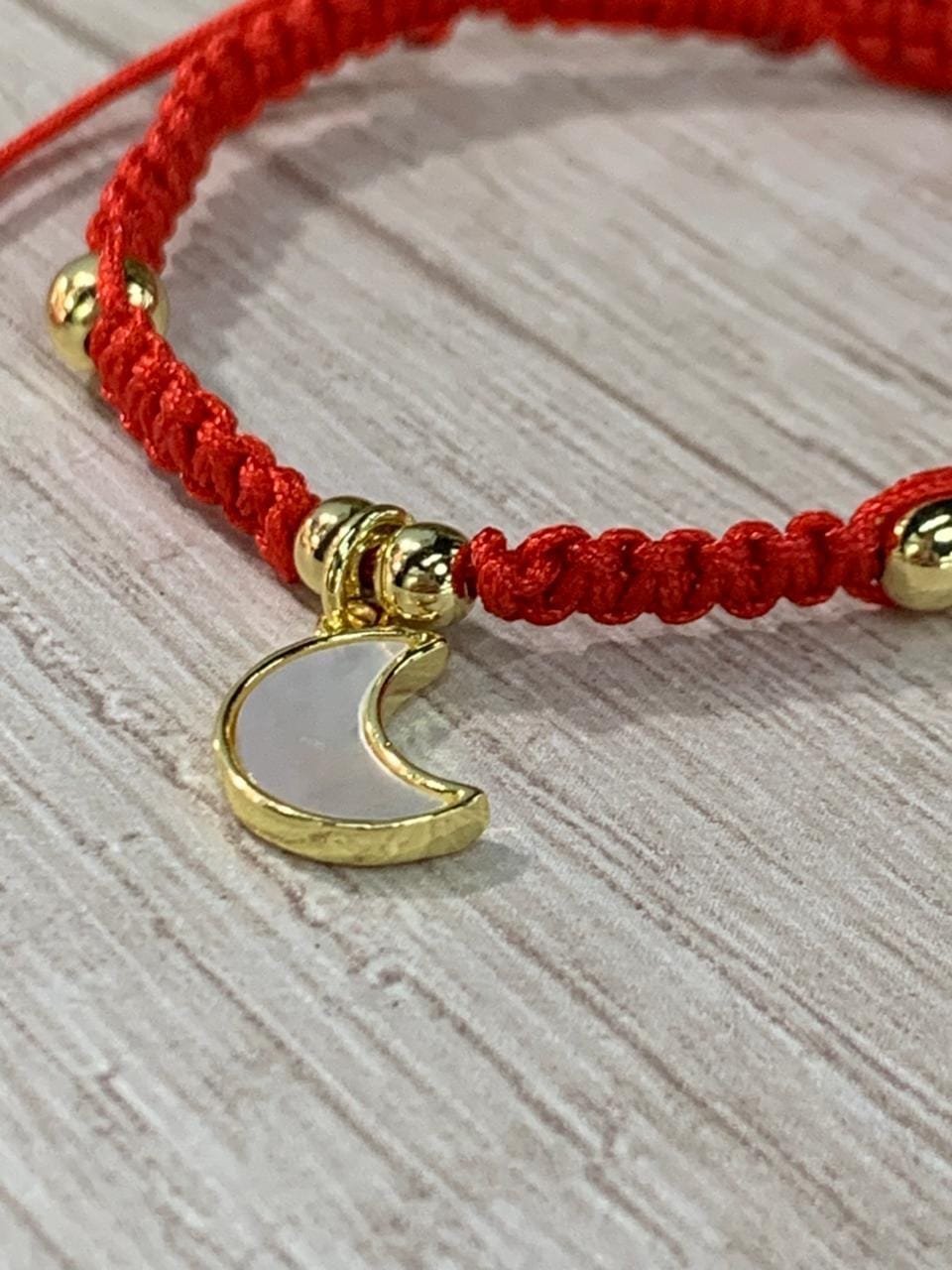 WhatsApp Image 2026-03-25 at 11.08.45 (2) Pulsera macramé roja luna baño oro infantil - Imagen 2