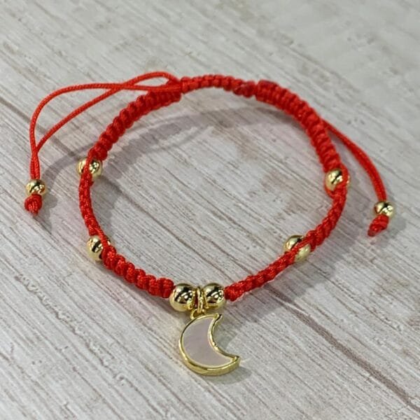 Pulsera macramé roja luna baño oro