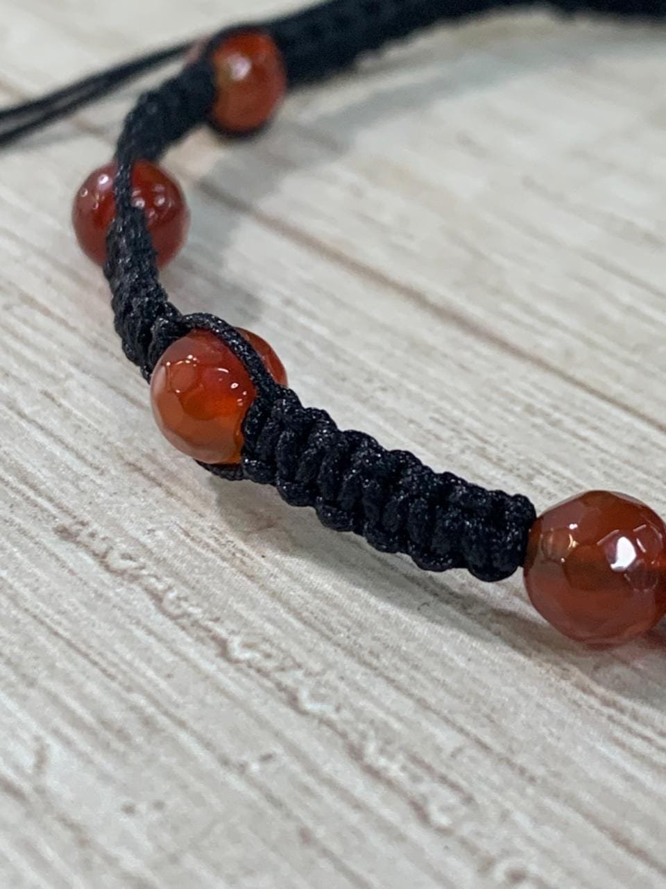WhatsApp Image 2026-03-27 at 17.46.01 (2) Pulsera macrame negra agatas anaranjadas - Imagen 2