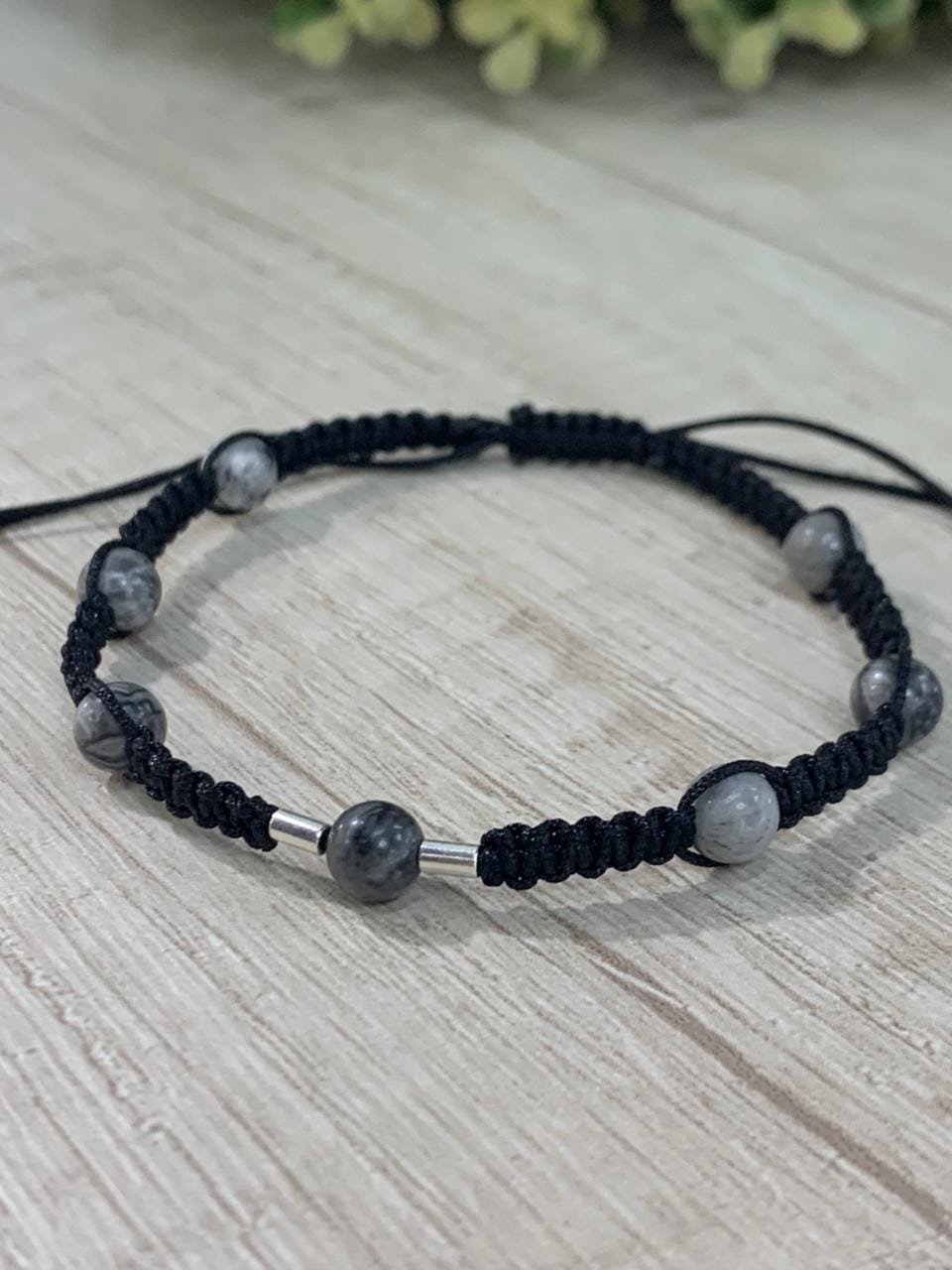 WhatsApp Image 2026-03-27 at 17.46.02 (1) Pulsera macrame negra piedra natural gris - Imagen 2