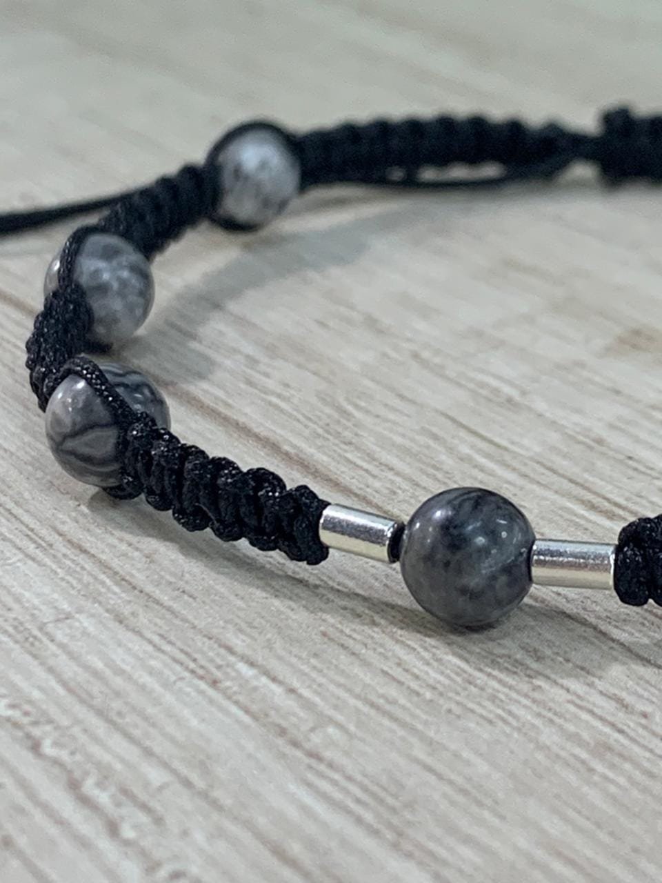WhatsApp Image 2026-03-27 at 17.46.02 Pulsera macrame negra piedra natural gris - Imagen 3