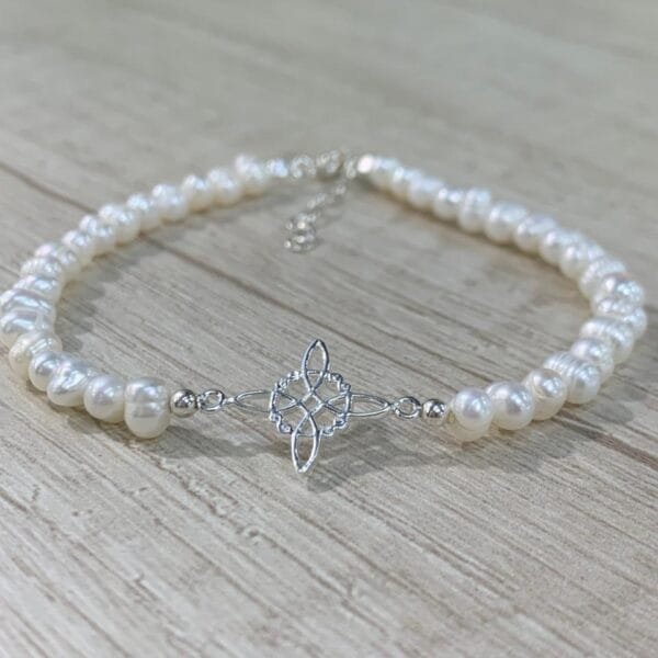 Pulsera plata perla de rio nudo de bruja