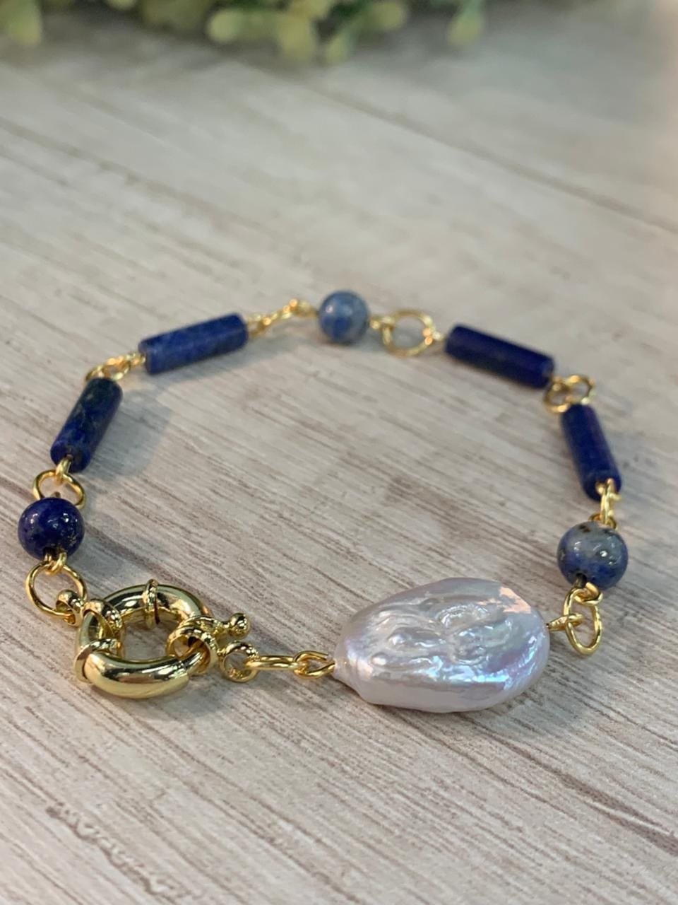 WhatsApp Image 2026-04-15 at 14.42.29 (1) Pulsera lapislazuli perla barroca broche timon baño oro - Imagen 2